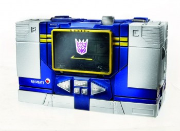 311420 Transformers Masterpiece Soundwave player01